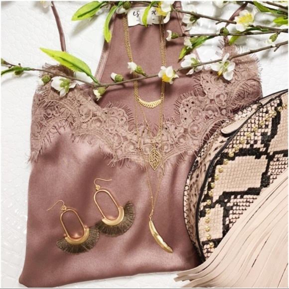 LAST ONE! Scalloped Edge Lace Trim Cami Top - Picture 4 of 4